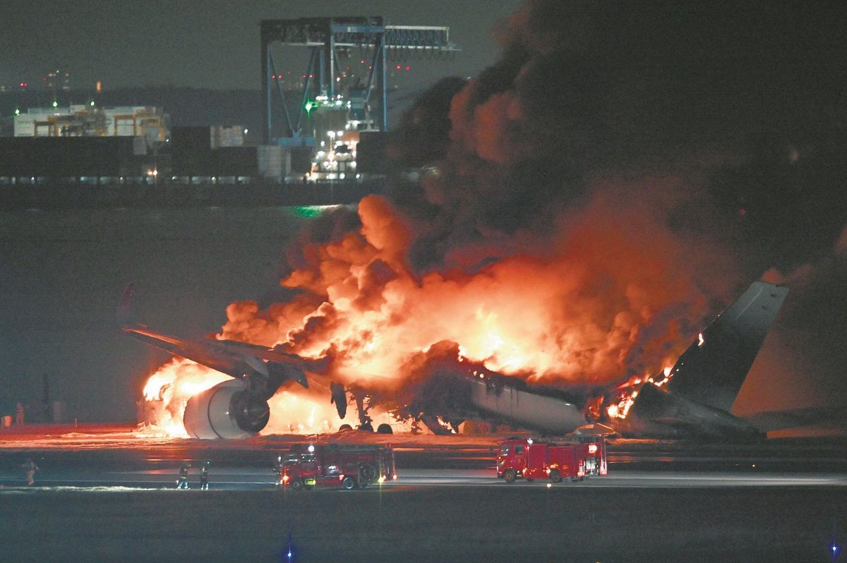 速報 羽田空港で炎上の日本航空機 乗客乗員約380人は全員脱出