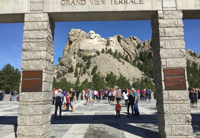 マウントラッシュモアの見どころ・行き方・近隣の観光地山に作られたアメリカ大統領の彫像つきらいふ in the