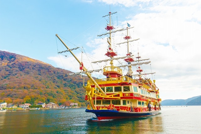 箱根・芦ノ湖「あんなデカい船どこから持ってくるの？」60周年の“海賊船”の場合は乗りものニュース