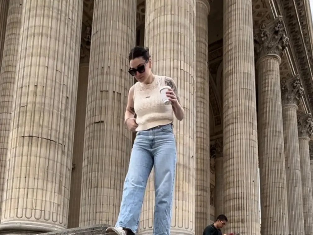 人に頼むのは恥ずかしい ？ 一人旅の記念写真を上手に撮る方法