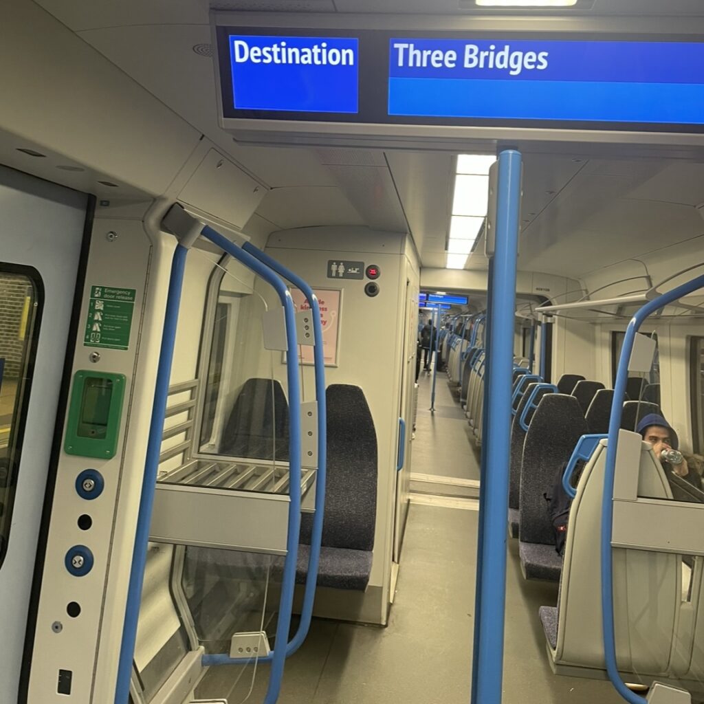 ロンドンヒースローからガトウィックの乗り継ぎについて バスの利用 Alien's