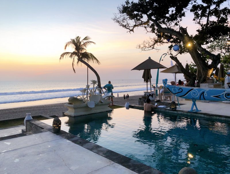 全長45mのインフィニティプールが圧巻の「ザ スミニャック ビーチ リゾート ＆