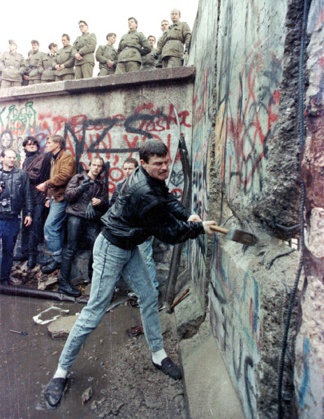 銃殺、密告、そして秘密警察 だから私は、東ドイツから亡命した ドイツ再統一30年目の証言Business Insider Japan