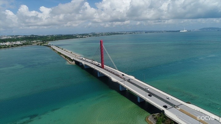 ニライカナイ橋は、沖縄本島南部にある景色の美しい橋です ドライブにもおススメなコースの一つです！ ニライカナイ橋はミライレンタカーより車で約45分＼最大６０００円キャッシュバックタクシー送迎キャンペーン実施中！