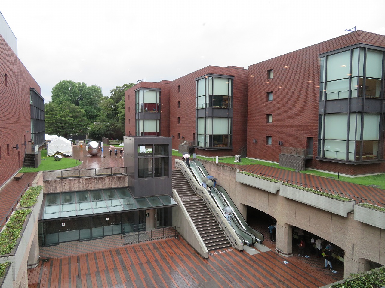 静岡新聞東京支社」は樹木のような不思議な形をしたビルたてものフロンティア