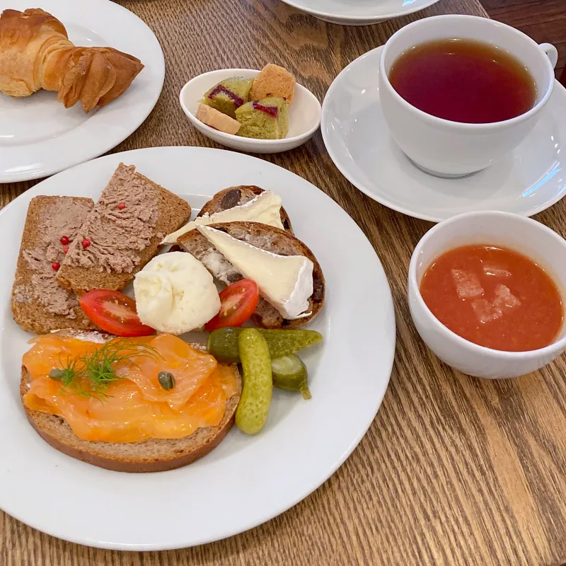 鎌倉の風情を感じるテラスで7種類の前菜と贅沢素材のオムレツを楽しむランチ♪「ビストロ オム 鎌倉」ことりっぷ