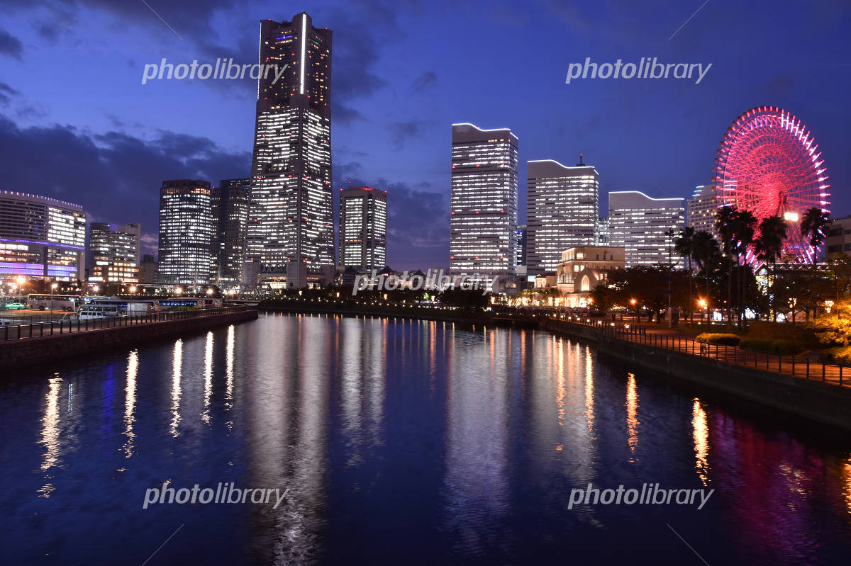 みなとみらい の写真撮影スポット 万国橋 にて オフィス全館ライトアップ
