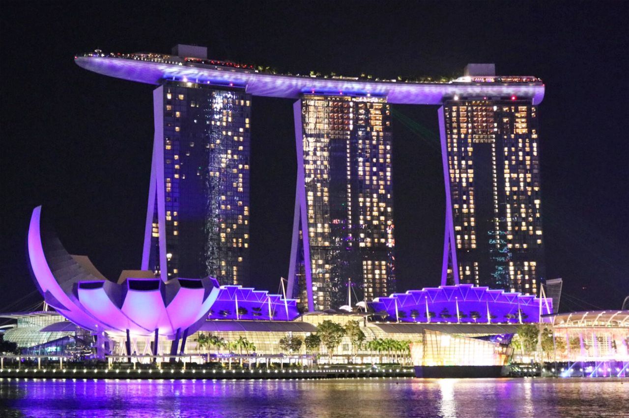 まるで天空に浮かぶ宇宙線！シンガポールではマリーナベイサンズの夜景に酔いしれよう！たびこふれ