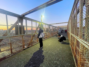 JR東、「三鷹こ線人道橋」の撤去に着手 作家・太宰治が愛した鉄橋 -