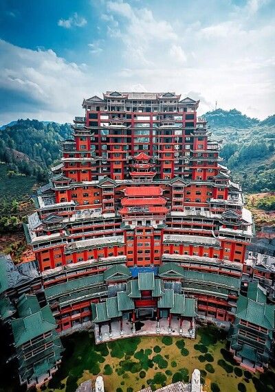 巨大バブル遺産 日本最大級の廃墟ホテルがヤバすぎた！計画がずさん過ぎて1年で経営破綻した施設の歴史とは