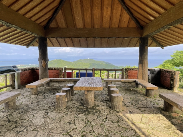 エメラルドの海を見る展望台 バンナ公園たびとも