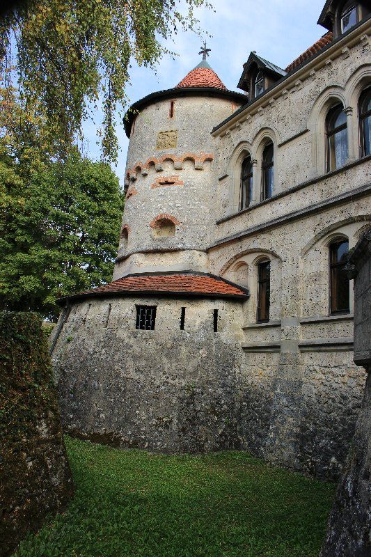 カリオストロの城」はドイツにあった！念願のリヒテンシュタイン城へ – ドイツ発！街歩きガイドKeikoと旅する世界