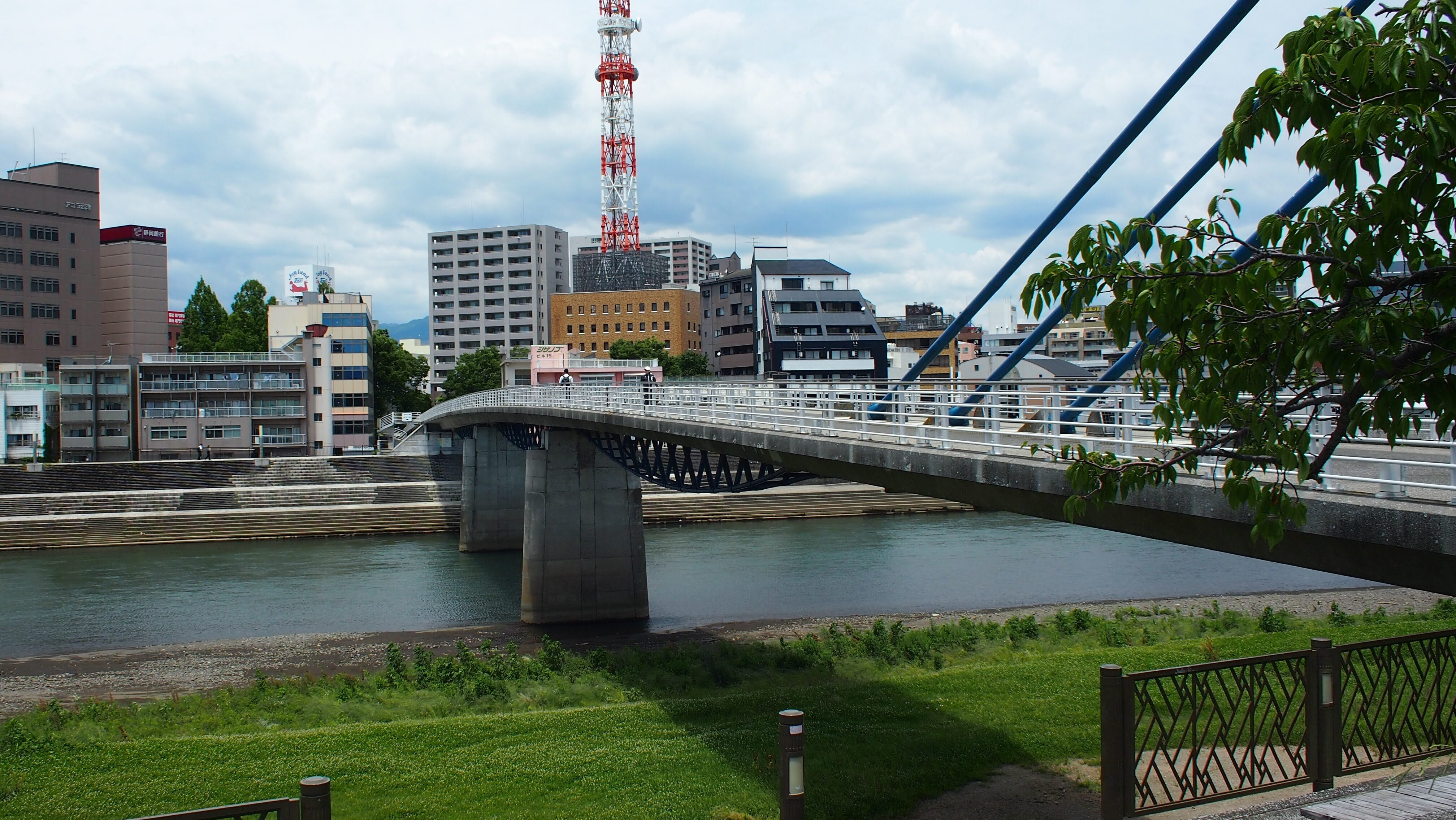 狩野川 あゆみ橋 沼津市 遊歩道の写真素材