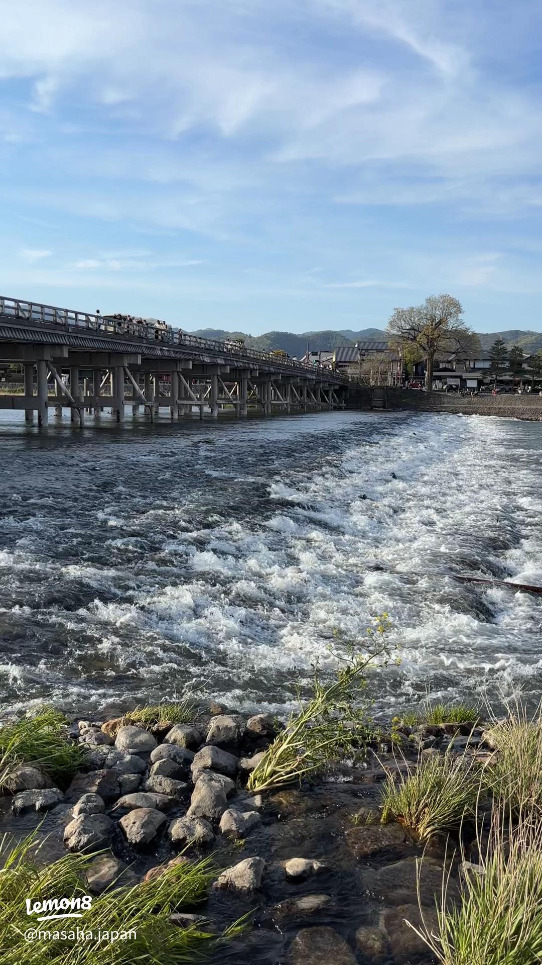 真っ暗な中で撮影した「渡月橋」がライトアップされたように明るく写った。長時間露光はおススメ。LifeStyle STANDARD