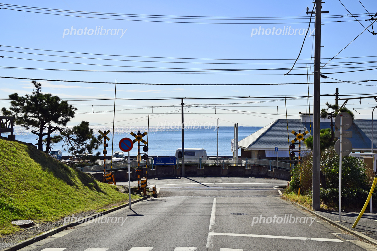 七里ガ浜高校前の踏切から海と江ノ電湘南・鎌倉ぶらぶらネット