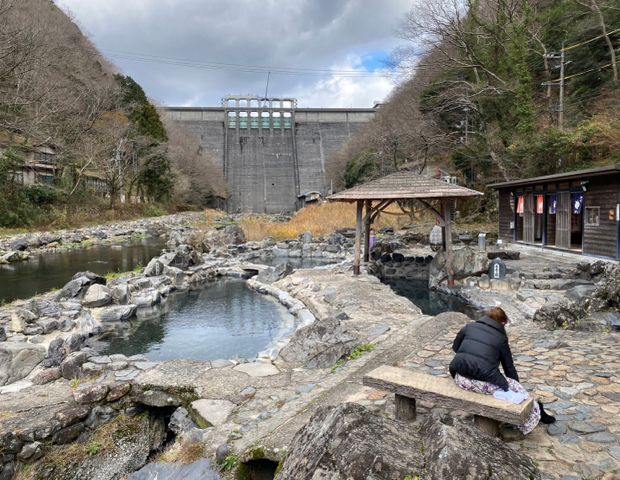 24時間無料！混浴露天風呂「砂湯」を女性目線で体験レビュー 入り方のルールから湯浴み着情報まで岡山県・湯原温泉TABIZINE～人生に旅心を～
