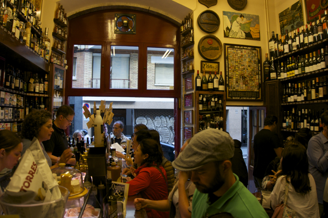 バルセロナ タパスツアー 3軒のバル巡り＆老舗タブラオ「ロス・タラントス」フラメンコ鑑賞 ＜タパス5品＆ドリンク3杯