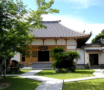 お寺に行きました今回参拝したのは静岡県浜松市にある『正光寺』さまです 静かなお寺の中からみる素晴らしい禅宗庭園に心癒されてきました🍀私たちも『これからもカフェ頑張ろうね！』と気持ちを新たにする素敵な機会となりました😌 ご縁をいただきありがとうご