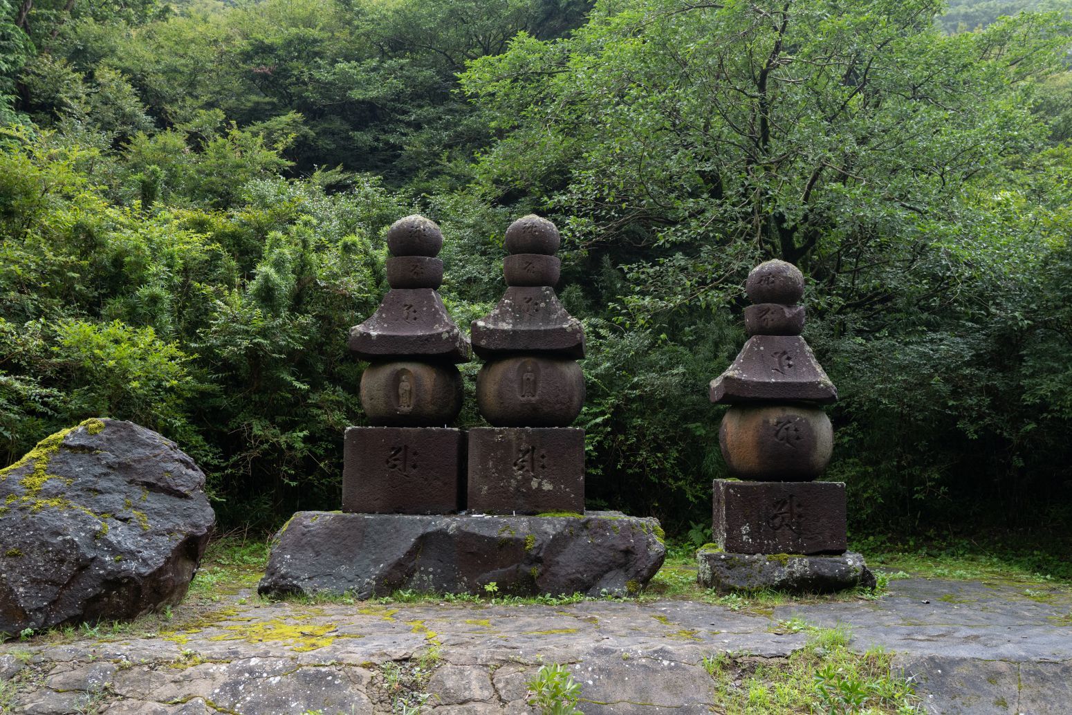 元箱根石仏群。箱根の歴史を感じる旅 - 池のほとりのお地蔵様たち -