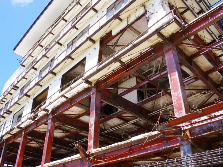 📍たろう観光ホテル – 津波の記憶を今に伝える震災遺構 岩手県宮古市の海辺にぽつんと残された旧ホテル。