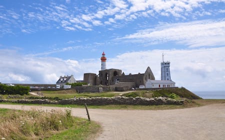 コルドゥアン灯台の最上階に、特別に入ることができました。太陽が沈み、灯かりがともる瞬間は、感動ものです！まるでSF映画に出て来そうな見た目のシステム。赤と緑の色の秘密は、オンエアで詳しく説明します。世界遺産tbsフランスコルドゥアン灯台灯台