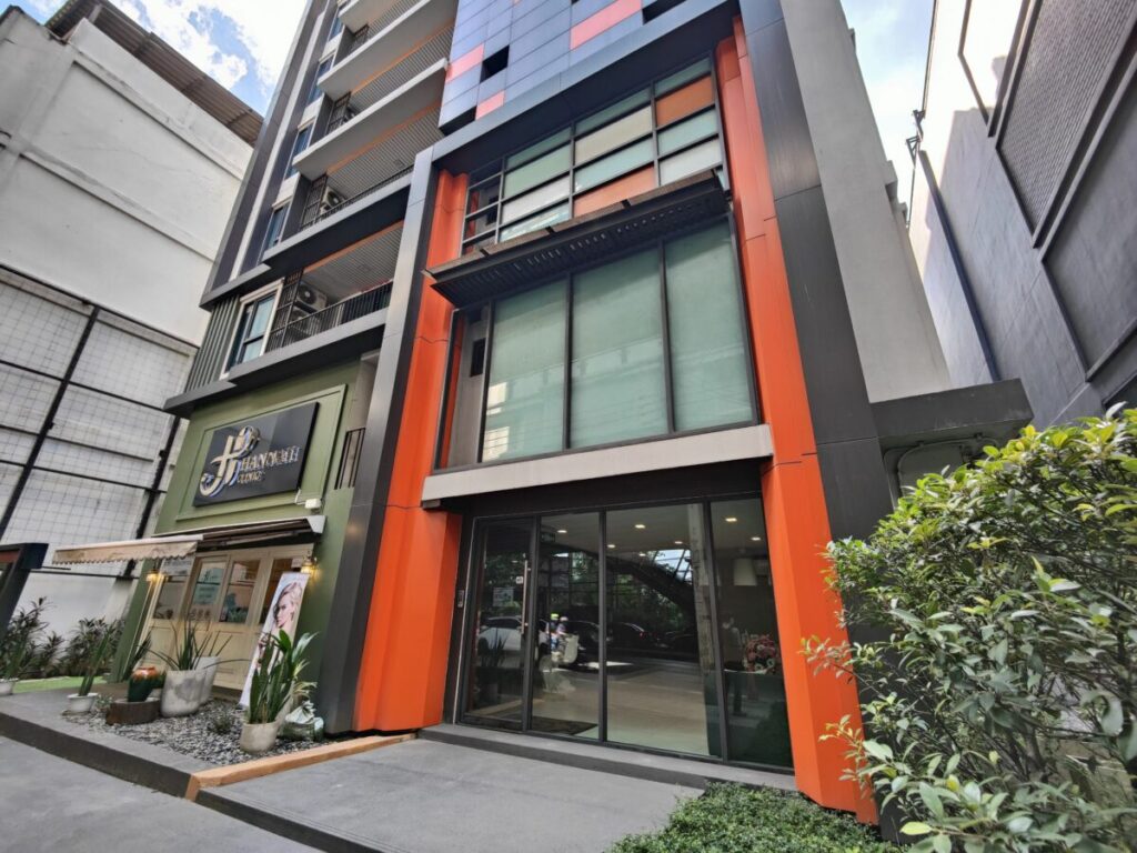 トンローのおすすめホテルを格安から高級までまとめて紹介。バンコク初心者向けのホテルが多い便利なエリア。タイ一択