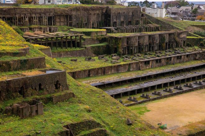 佐渡島 ジブリのラピュタ城みたいと話題！,この廃墟は、かつて佐渡鉱山から採れた鉱石の処理場として建てられた「北沢浮遊選鉱場 きたざわふゆうせんこうば 」の遺構。,遺された階段状のコンクリートに植物が生い茂るその姿から、映画『天空の城ラピュタ』の世界観を彷彿させると人気の観光スポットになっています。,壮大な光景に感動しました✨, 📍北沢浮遊選鉱場,