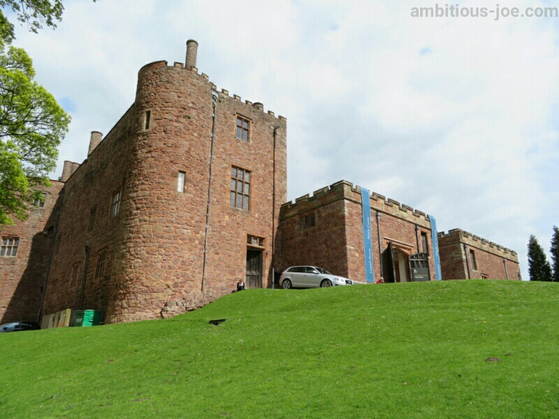 ポウィス城のイースター・アドベンチャーボーダーテリアJJと英国ウェールズ田舎暮らし