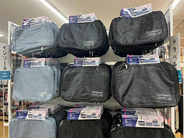 ダイソーのこれデザインした人わかってるな～！荷物が多くても大丈夫♡ベルトでつながるポーチmichill byGMO ミチル