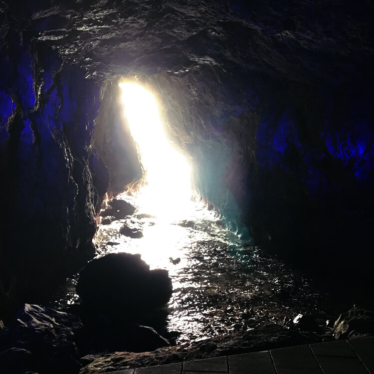 青の洞窟 能登半島の先っぽ ほんとにパワースポットなの？北陸のうまうま＆サウナ ～フリーアナウンサー ゆかにゃん～