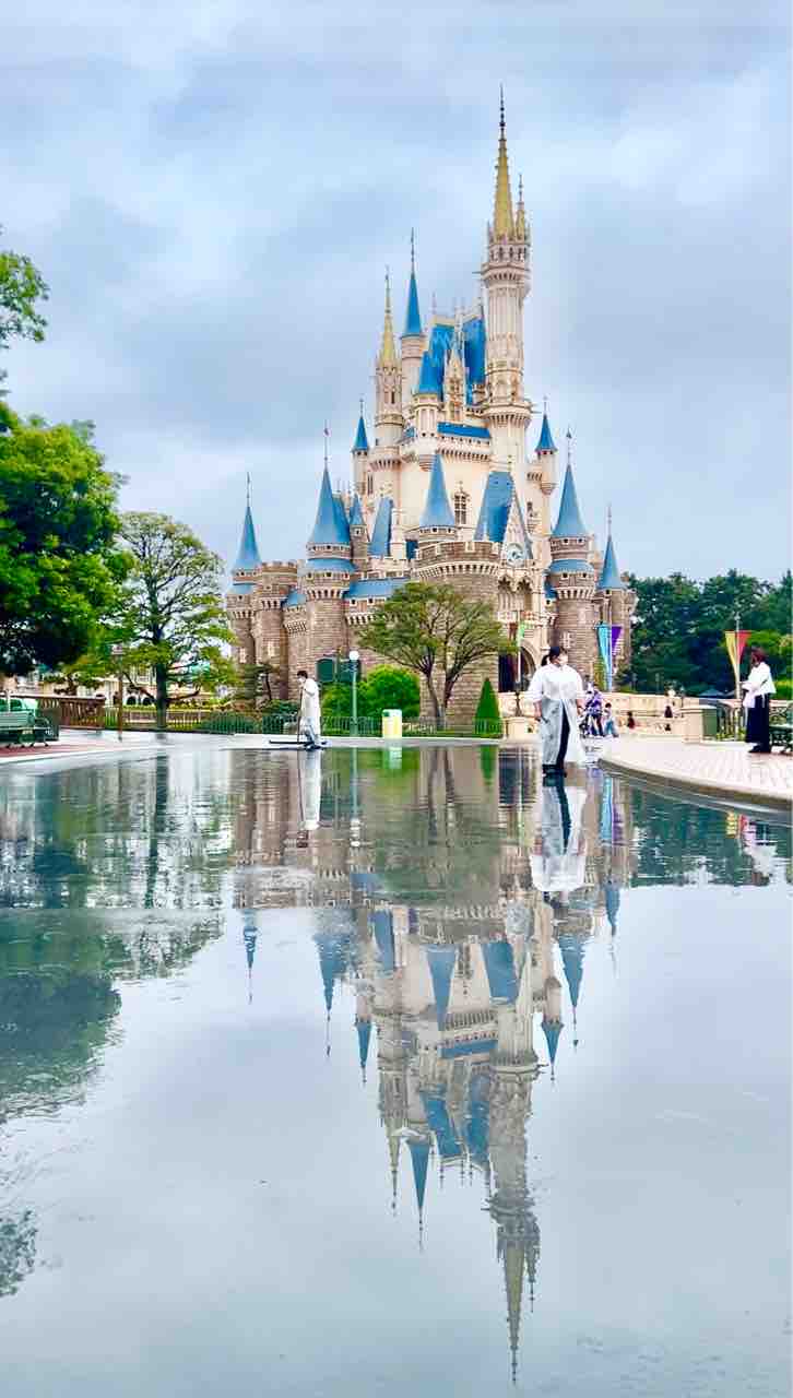 東京ディズニーランドのシンデレラ城も青くライトアップ！新ディズニープラス 10月27日よりサービス提供開始