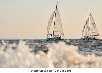 ハウラキ湾に浮かぶ帆を立てていないヨット ニュージーランド の無料の写真素材 -