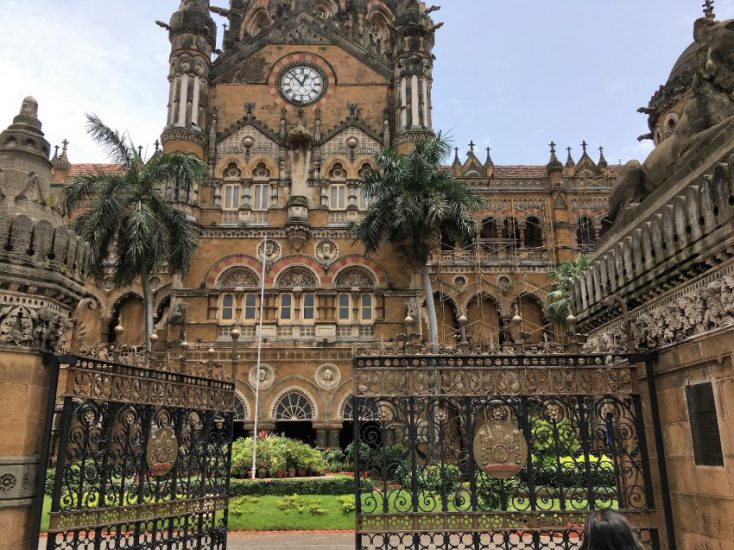 ムンバイによるチャトラパティ・シヴァージー・ターミナス駅から列車、 線1 バス、 タクシー、 自動車への移動