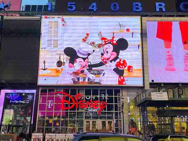 クリスピークリームNYタイムズスクエア店の限定ドーナツ＆グッズ - ニューヨークでおひるね生活