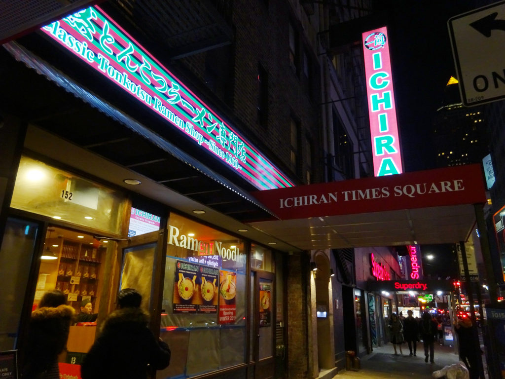 ニューヨーク・タイムズスクエアの巨大デジタルサイネージに登場した米津玄師。 - タイムズスクエアの巨大広告や「Anime