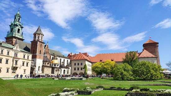 姫路城とポーランドのバベル城、戦禍免れた２城が「姉妹」に 「命のビザ」縁で親日家多く : 読売新聞