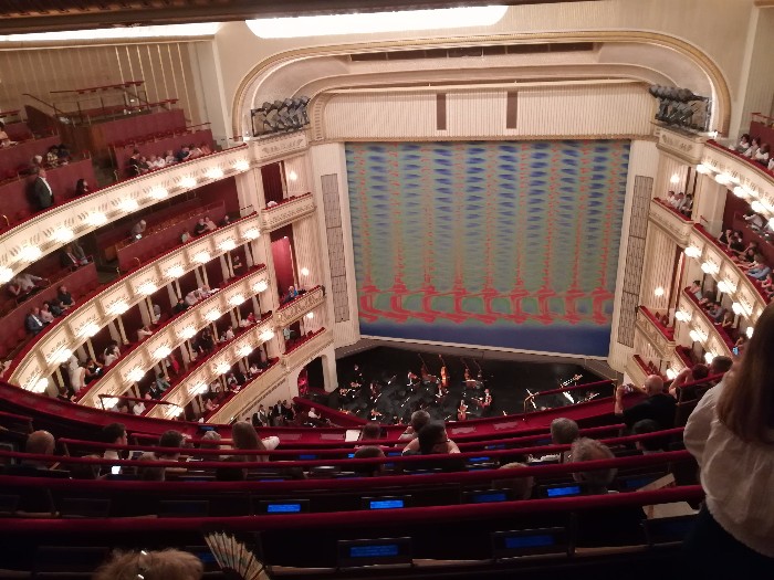 ウィーン 世界最高峰のオペラが立ち見席ならたったの10ユーロ？優雅な一夜をオペラ座で過ごしませんか？旅を最高に楽しむために