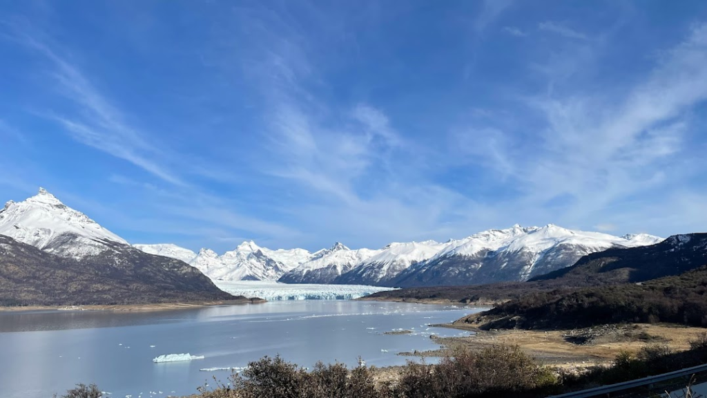 地響きと共に崩れ落ちるペリト・モレノ氷河の絶景を楽しむ旅新婚旅行・ハネムーンのオーダーメイド旅行専門 グラージュ 名古屋