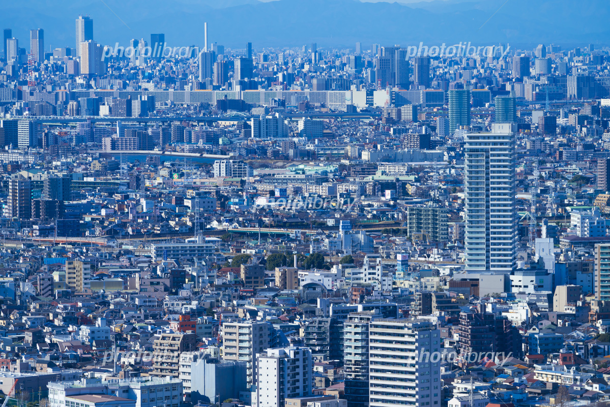 建ち並ぶビル群の先に東京タワーがそびえ立つ光景はとても迫力がある大都会東京の美しい夜景🏙✨️色鮮やかなネオンが輝く姿は圧巻です😆 ⁡ ⁡