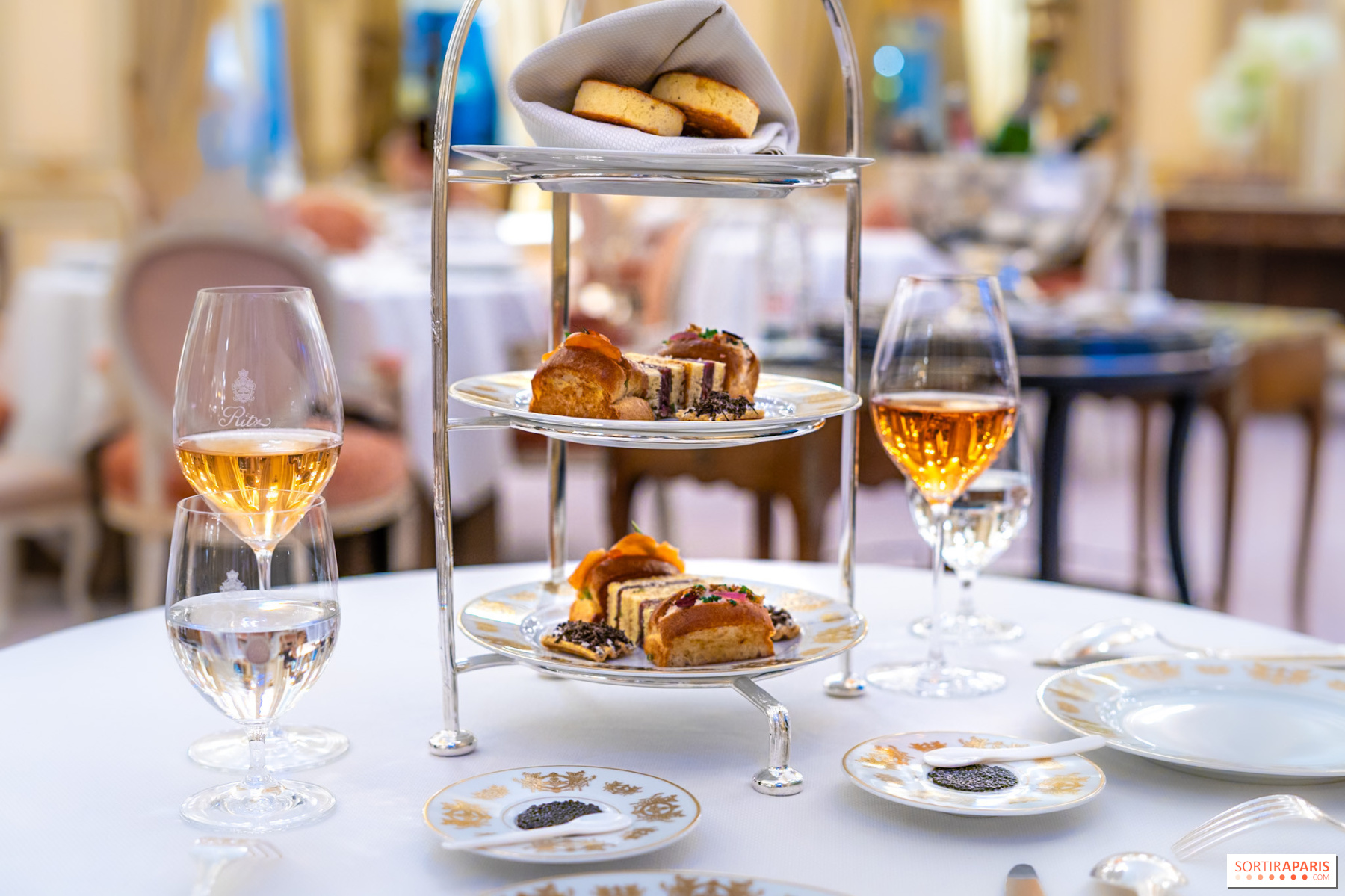 ザ・リッツ・カールトン大阪“パリの夏”アフタヌーンティー、アプリコットのグラスデザートなど - ファッションプレス