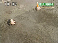 別府海浜砂湯で砂湯を楽しむ外国人ファン＝9日 - 温泉、砂湯 外国人に好評