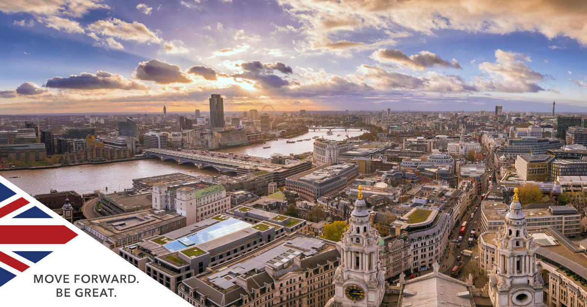 ニューヨーク市 ロングアイランドシティークイーンズボロープラザの街並みの後ろに見えるマンハッタンの 10266004873 の写真・イラスト素材アマナイメージズ