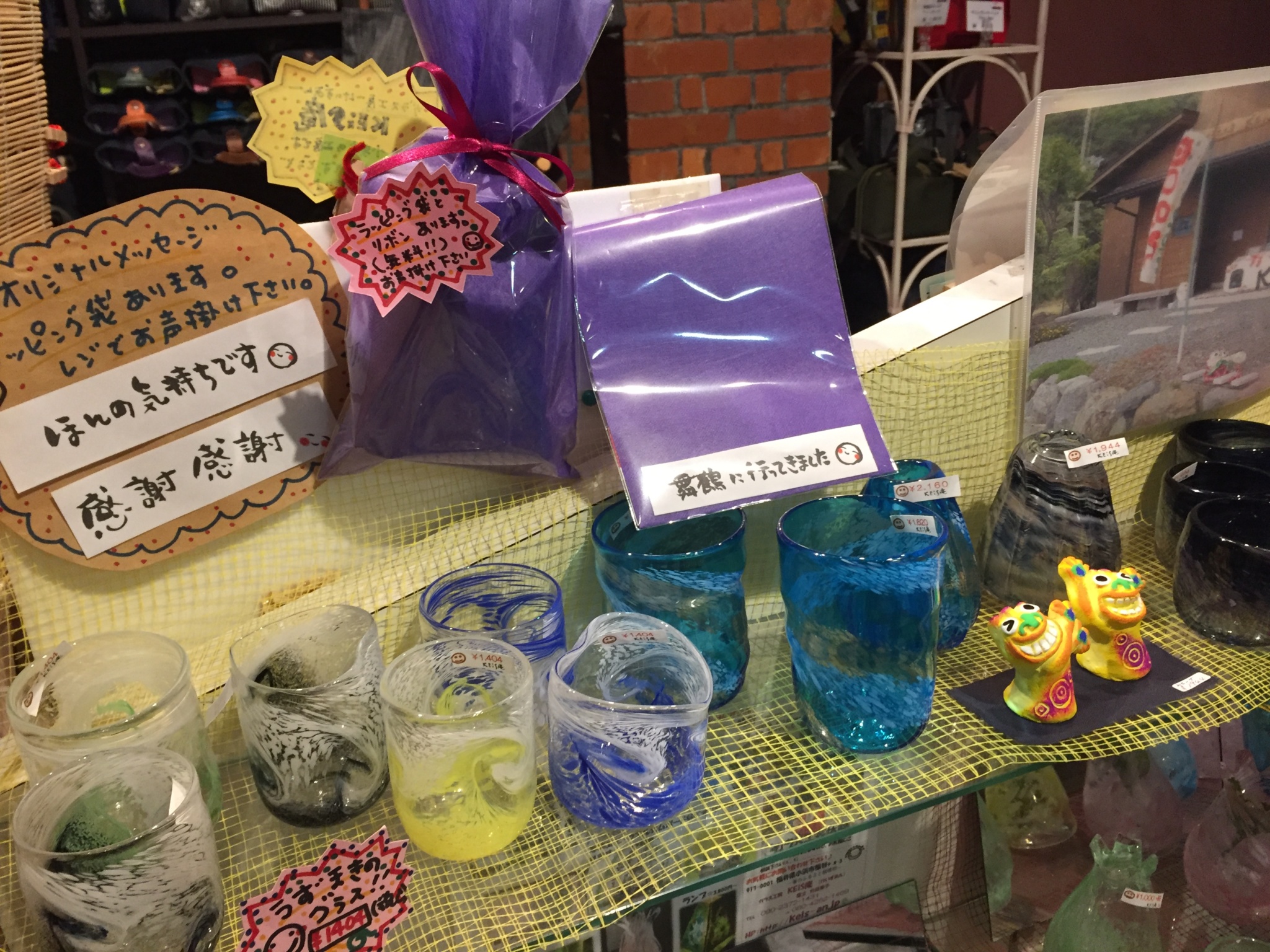 舞鶴のお土産はレトルトカレーだけではありません。 個性豊かな、お求めやすいお菓子類も充実してます!! スタッフおススメの『舞鶴 カレーせんべい』は濃厚旨味カレーがお口に広がる、スパイシーな味わい。 ピリ辛が後を引くカリッカリ、サクッサクなおせんべい。