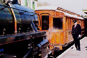 ロンドンから日帰りで行けるブルーベル鉄道で蒸気機関車の運転席に乗せてもらっちゃいました！ツギタビ