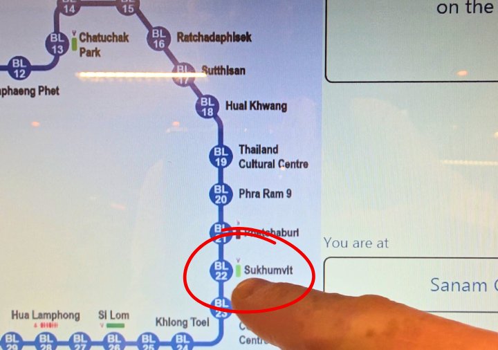 タイ語文字と日本語・バンコクの地下鉄MRT駅名kuronosukeaffmk253のアクリルキーホルダー通販 ∞ SUZURI