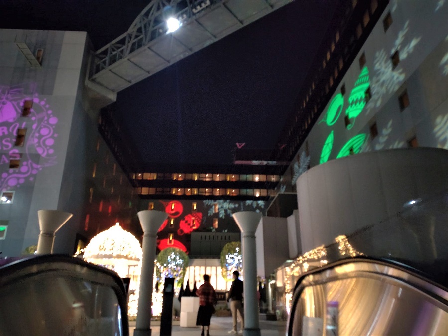京都駅ビルのイルミネーション2021、約1万5千個LED灯る大階段や高さ45m空中径路ライトアップ - ファッションプレス