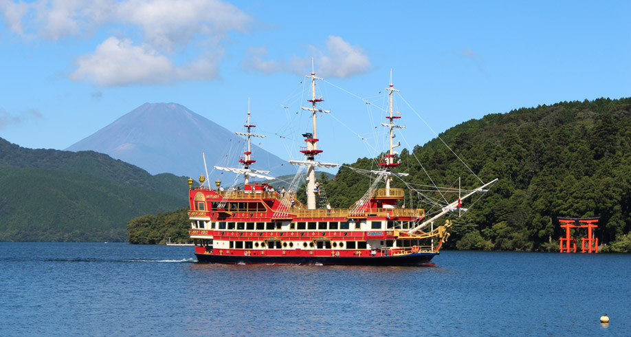 芦ノ湖の絶景を優雅に楽しむ箱根海賊船：水戸岡デザインの豪華船も話題にnippon.com