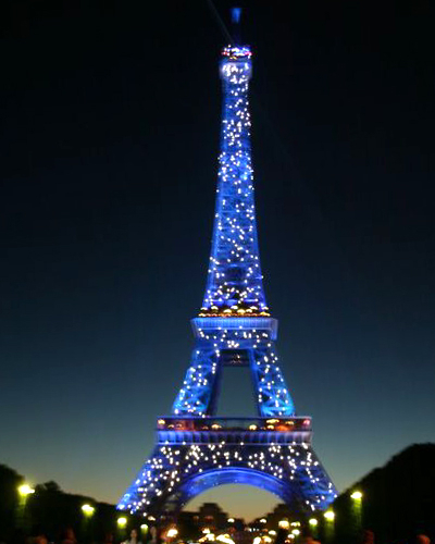 夕暮れのセーヌ川 エッフェル塔のライトアップ 02667001340 の写真・イラスト素材アマナイメージズ