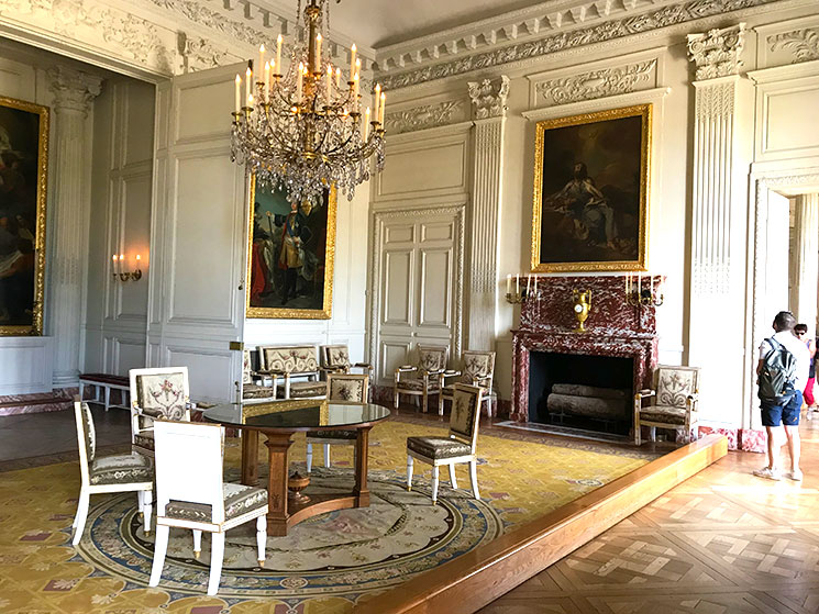 ベルサイユ宮殿＆離宮 プチトリアノン・グラントリアノン 1日観光ツアー 庭園内レストランの昼食付＜選べる3コースランチ 英語ドライバーガイド＞フランス