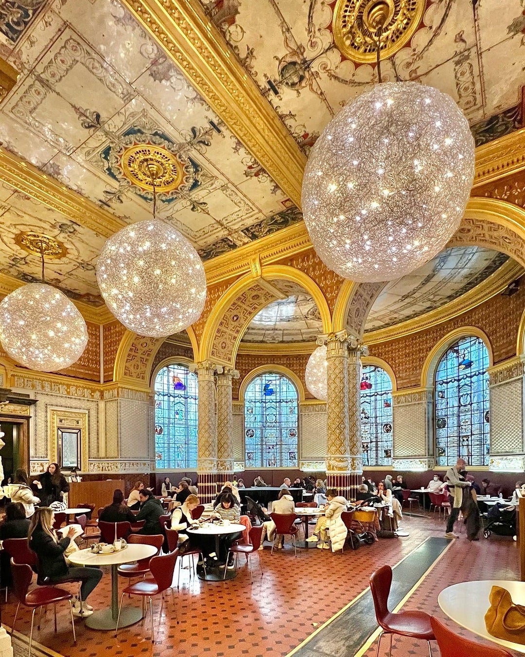 ヴィクトリア＆アルバート博物館のモリスルームなどそれぞれ特色のあるカフェでイングリッシュ・ティーとスイーツをイギリス・ロンドンの現地ツアー・バスツアーとホテル、B&Bとグルメ